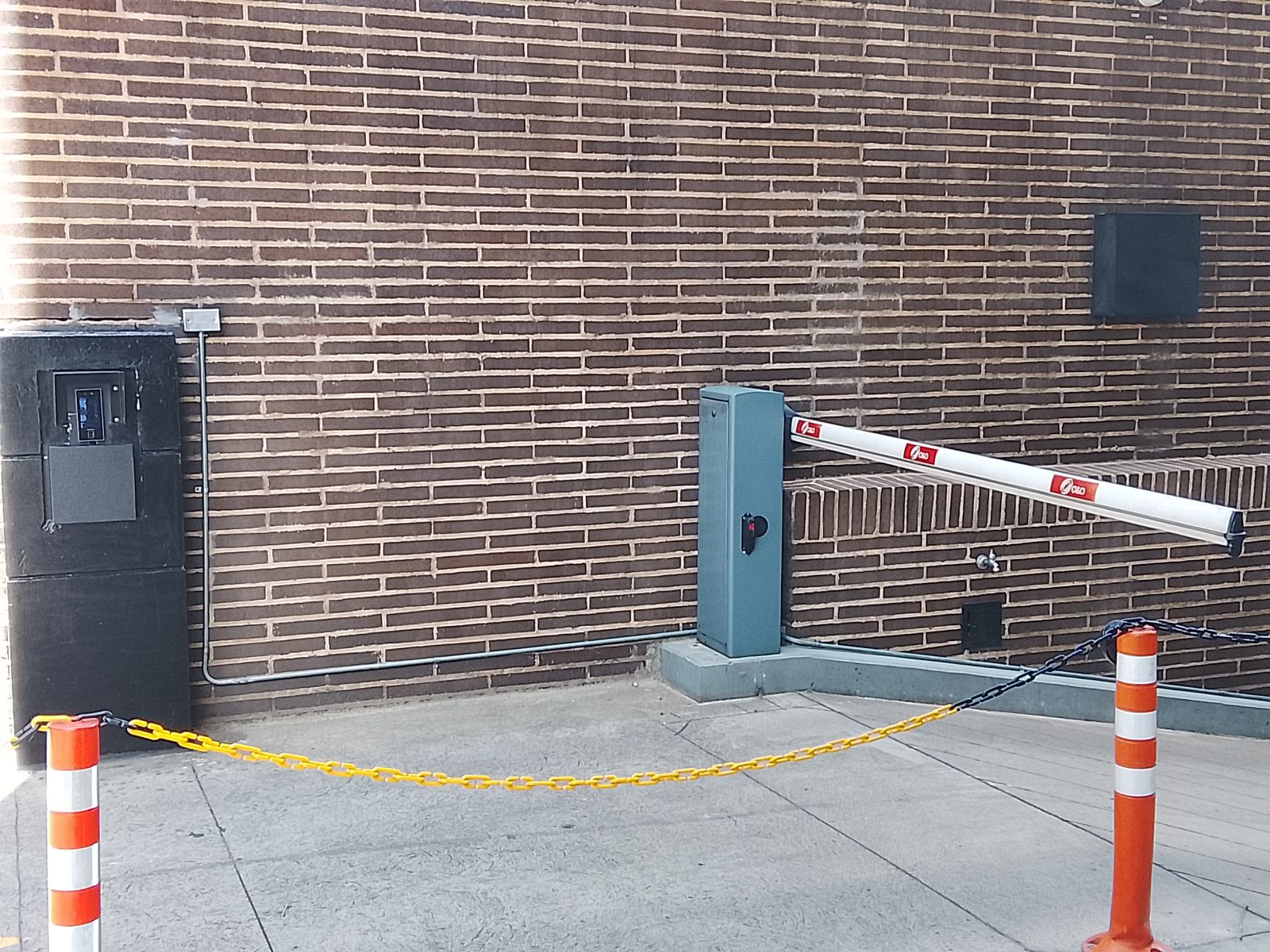 Talanquera de control de acceso vehicular en Unicentro Girardot